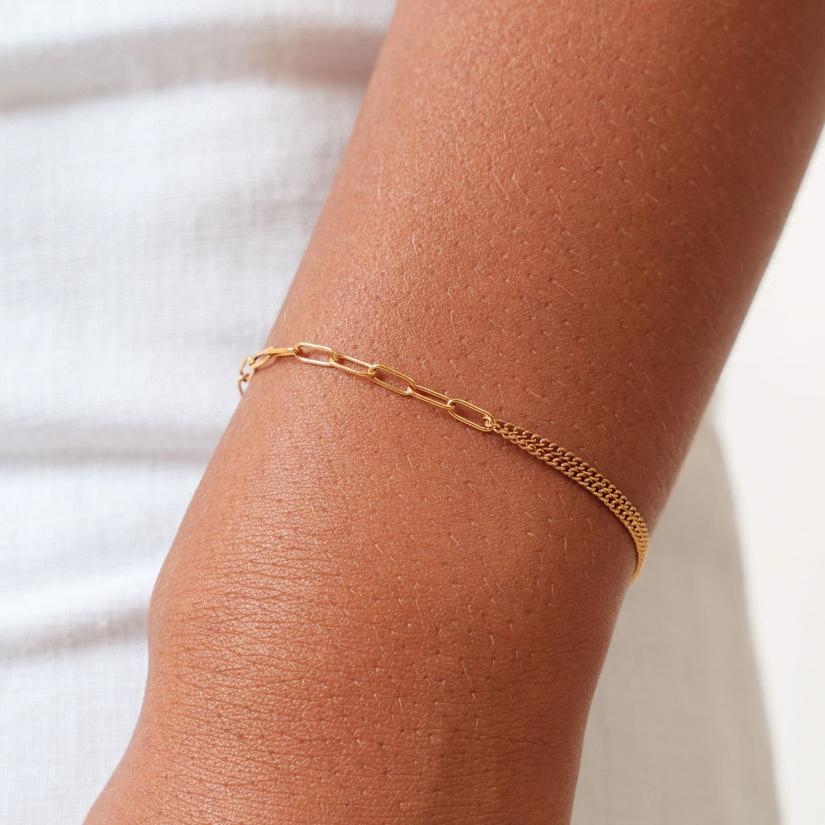 Balance bracelet in gold worn on the wrist